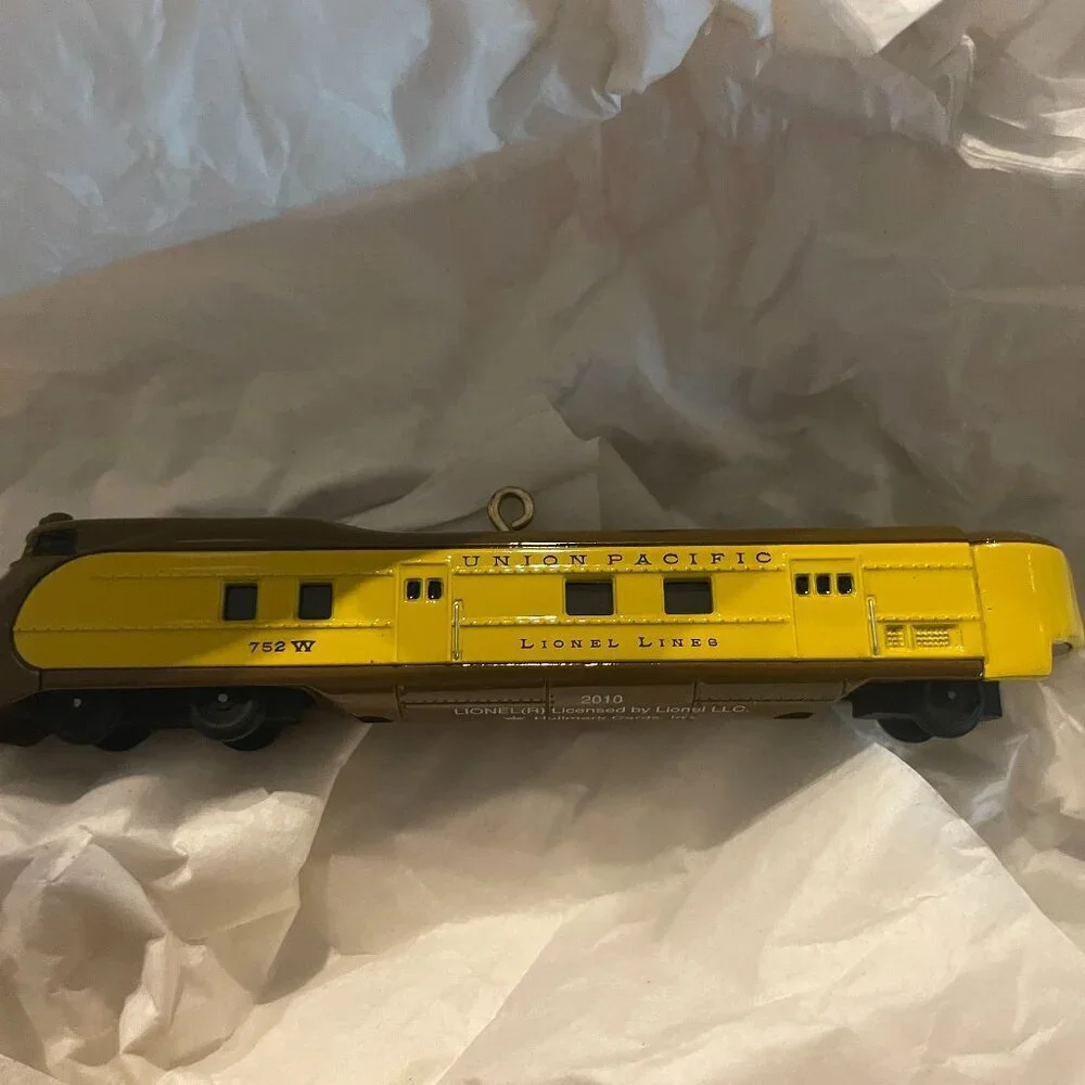 2010 Hallmark Lionel Union Pacific Streamliner Locomotive Buffet & Long Coach!